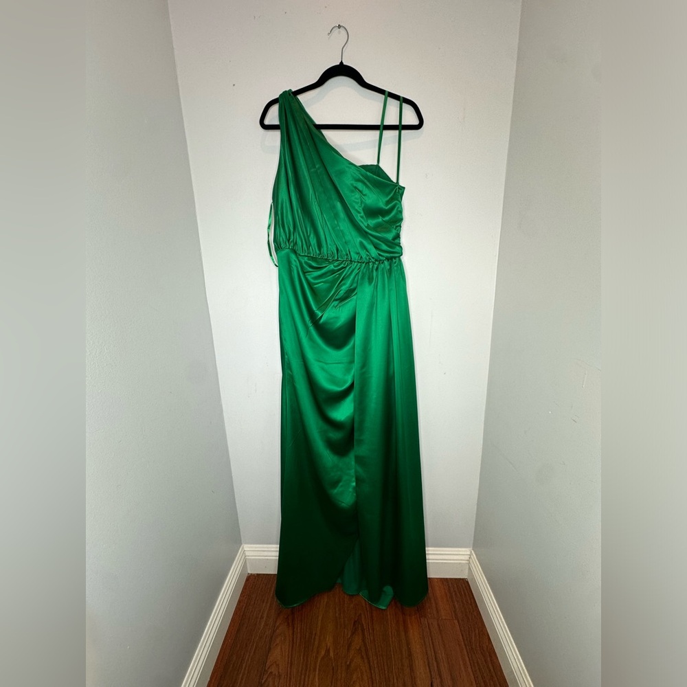 Elegant Green One-Shoulder Dress - Picture 10 of 15